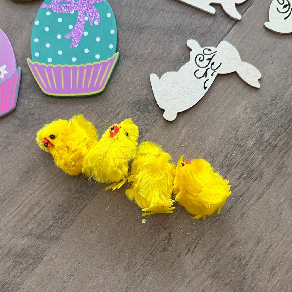 Assorted Easter Decorations - Picture 7 of 13